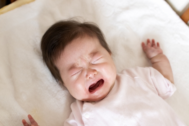 赤ちゃん(4ヶ月)が激しく泣く原因と7つの対処法！急に泣くのは病気って本当なの？