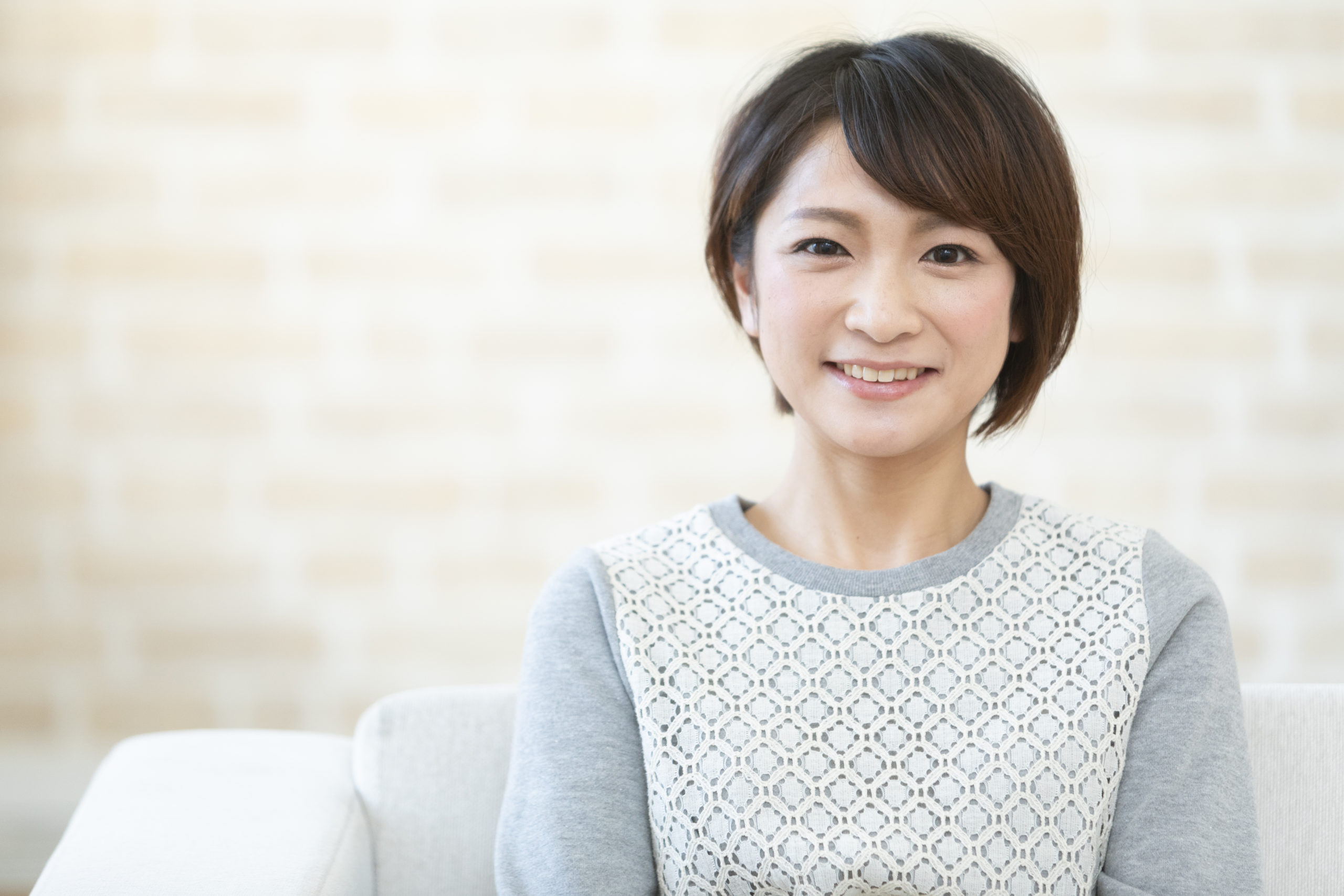 笑顔の日本人女性 保育心理士が送る保育士応援サイトほいぷろ